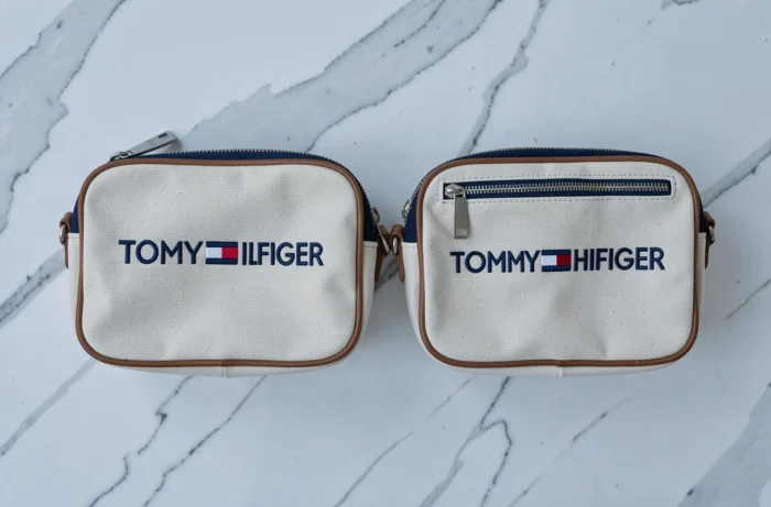 Comparaison côte à côte d'un sac Tommy Hilfiger authentique et d'une contrefaçon sur marbre blanc